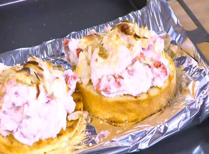 Сладкая брускетта с рикоттой и клубникой 