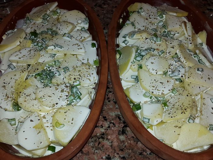 Картофель с зеленым луком, запеченный в сливках