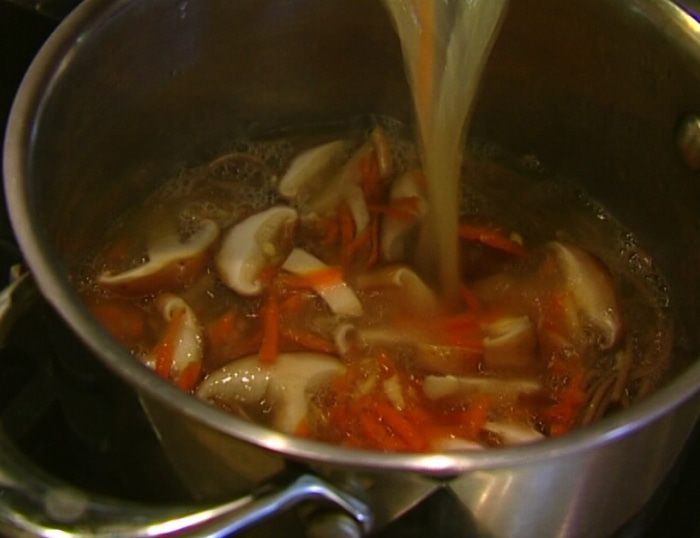 Гречневая лапша с грибами и морской капустой