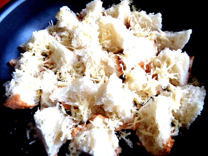 Французский чесночный суп с сырными гренками