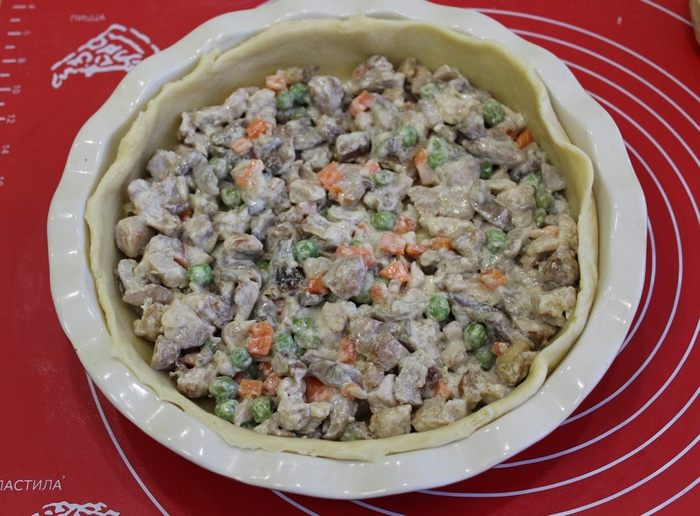 Сочный пирог с курицей, грибами и зеленым горошком