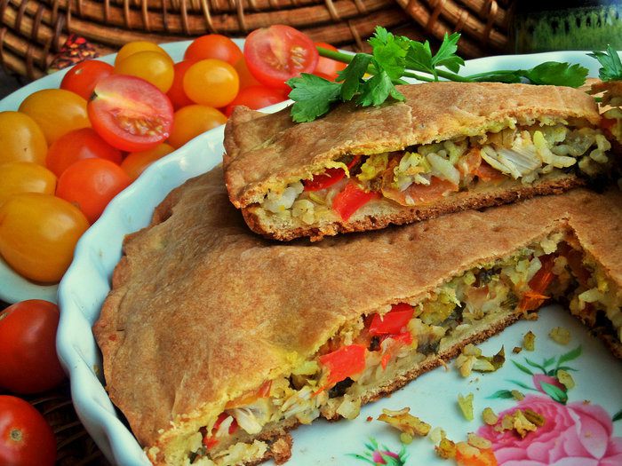 Закрытый пирог с рисом и курицей
