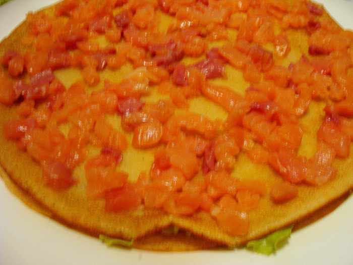 Закусочный торт из рисовых блинчиков с форелью и сыром 