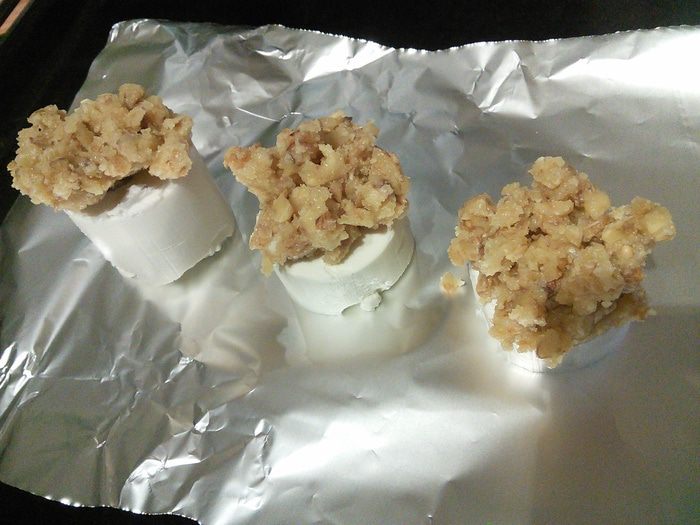 Козий сыр, запечённый под ореховой корочкой на сливовом карпаччо 