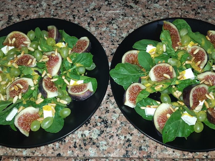 Салат с инжиром и кедровыми орешками