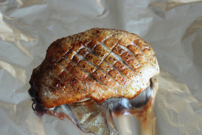 Утиная грудка в апельсиновой глазури с розовым перцем