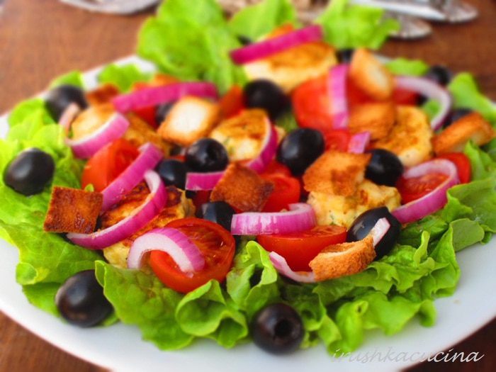 Овощной салат с куриными фрикадельками