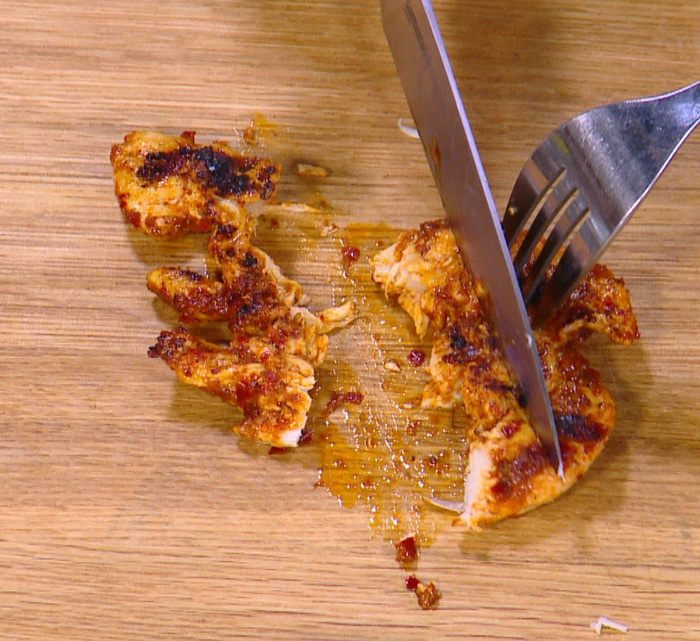Бутерброды с курицей, моцареллой и красным песто 