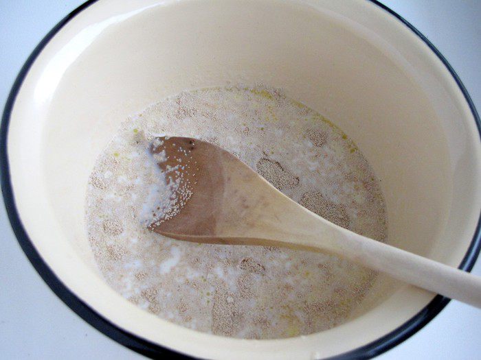 Пирог с брусникой и сметаной