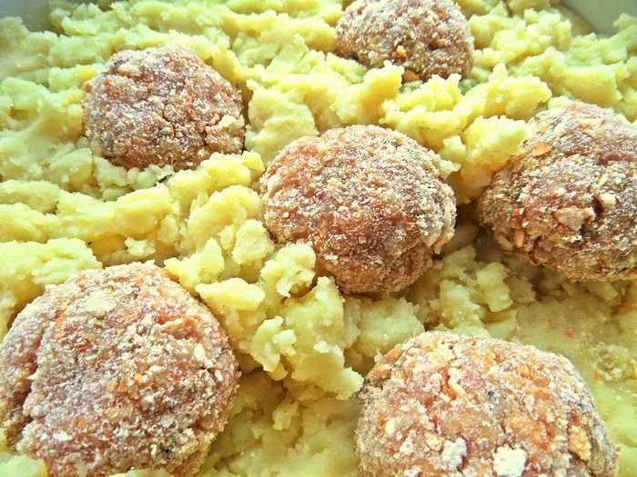 Запечённое пюре с котлетами