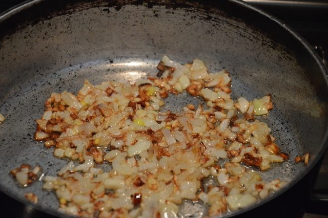 Куриные сердечки в сырном соусе