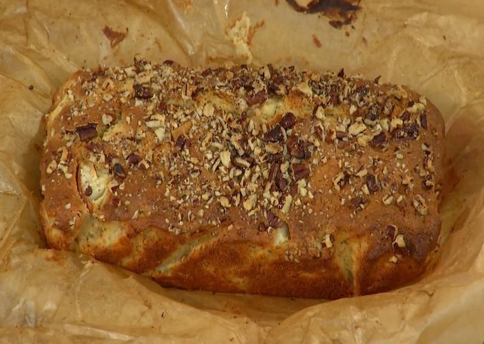 Банановый хлеб с грушами и орехами 