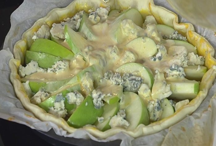 Яблочный пирог с пастернаком и голубым сыром 