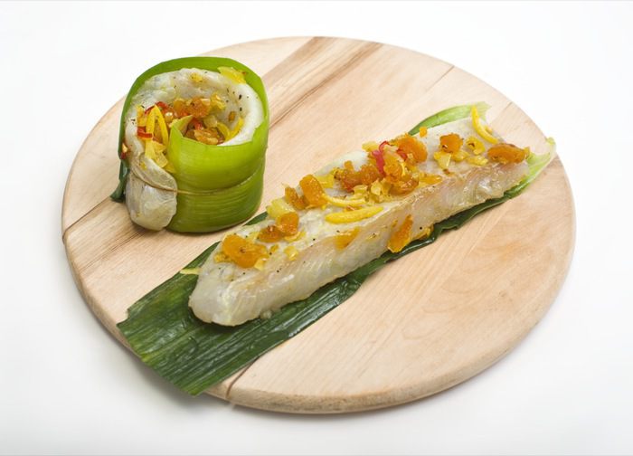 Рыбное филе в листьях лука-порея