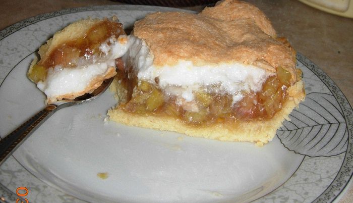 Пирог из ревеня с меренгой
