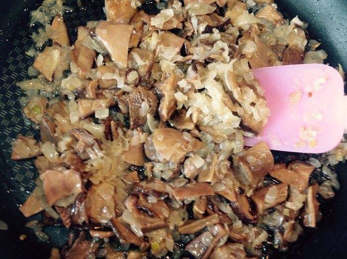 Пирог с грибами и квашеной капустой