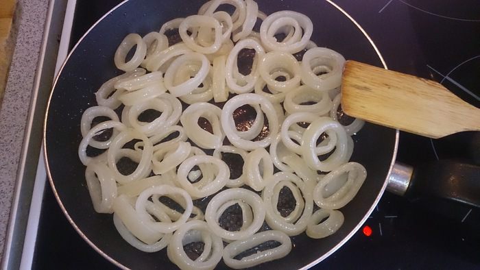 Пенне в томатном соусе с кальмарами и маслинами
