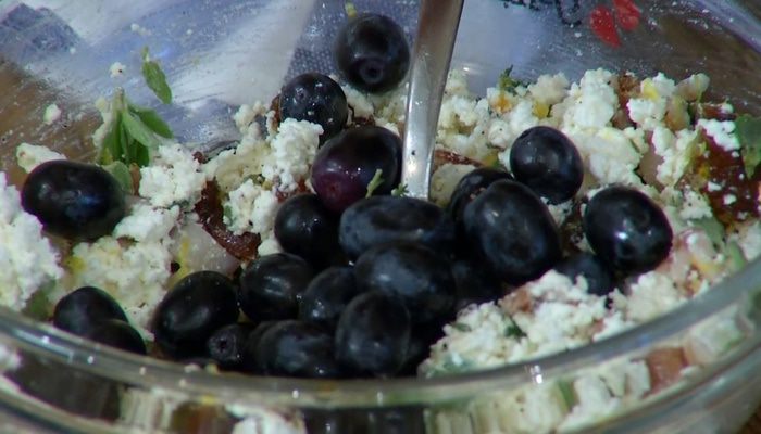 Цыплята, фаршированные творогом, грудинкой и виноградом
