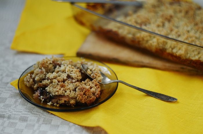 Овсяный крамбл с яблоками