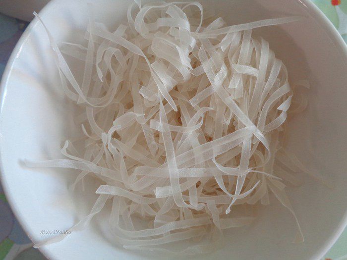 Средиземноморский суп с морепродуктами, рыбой и рисовой лапшой