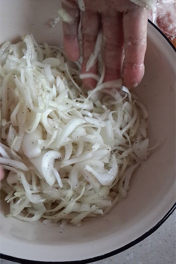 Шашлык из свинины в луковом соусе
