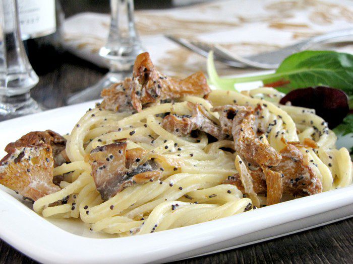 Спагетти с грибами под сметанно-маковым соусом