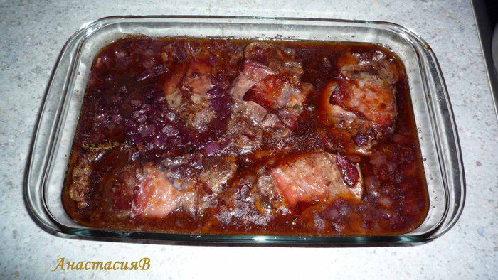Медальоны из говядины в соусе из Риохи, карамелизированная фасоль и картофельное пюре с трюфелями