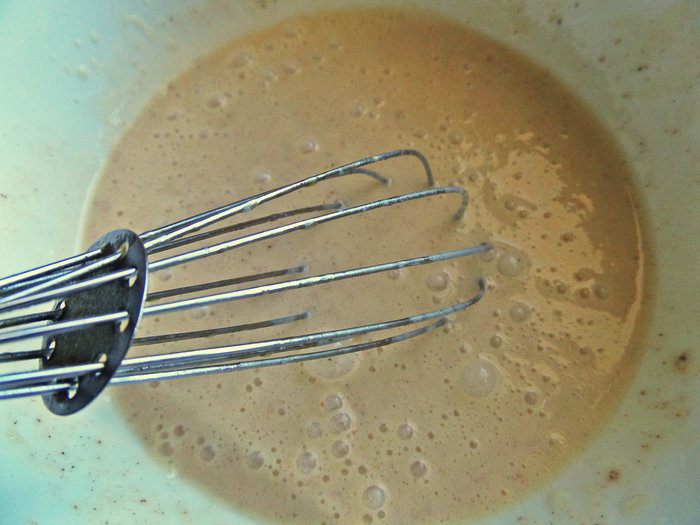 Панкейки кефирные с медом, бананом и сливками