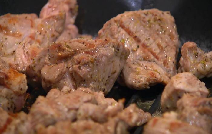 Маринованная ягнятина с артишоками и зеленым горошком