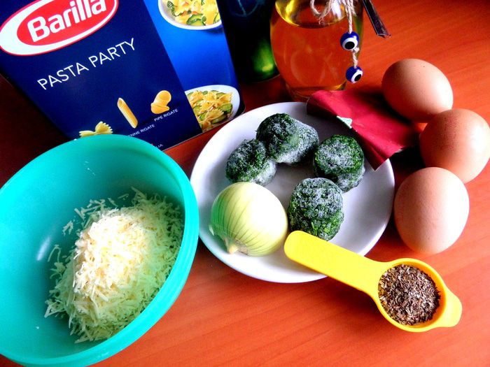 Фриттата с макаронами и шпинатом