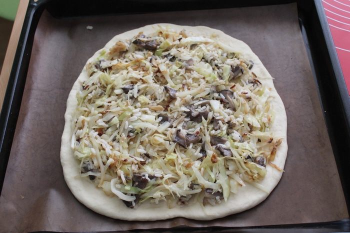 Постный пирог с капустой, рисом и грибами