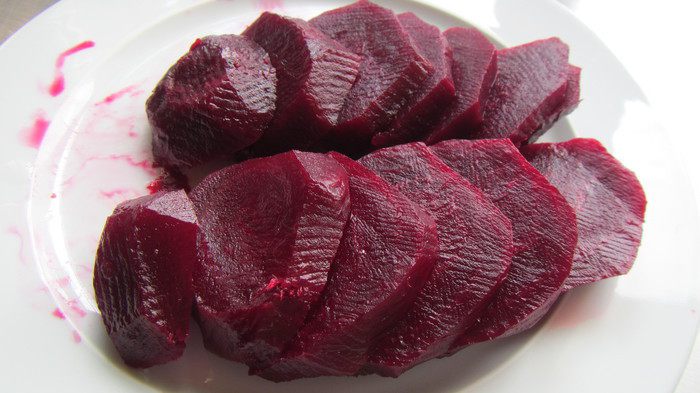 Салат из запеченной свеклы с апельсином, козьим сыром, мятой и фундуком
