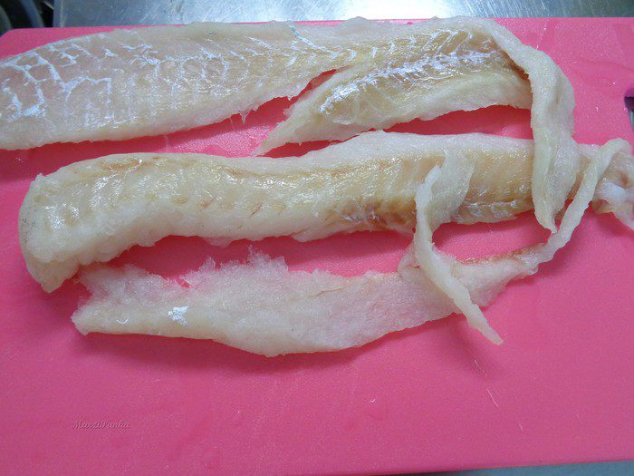 Средиземноморский суп с морепродуктами, рыбой и рисовой лапшой