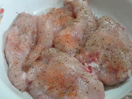 Курица под соусом из шампиньонов