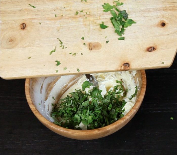 Пряное масло с травами и чесноком