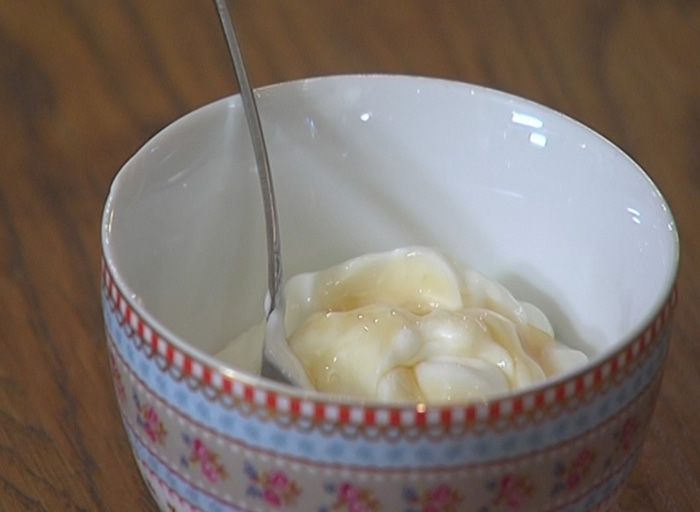 Карамелизированные сливы с йогуртом на бриоши 