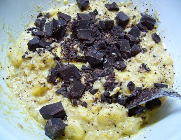 Постный кекс с бананами, шоколадом и кленовым сиропом