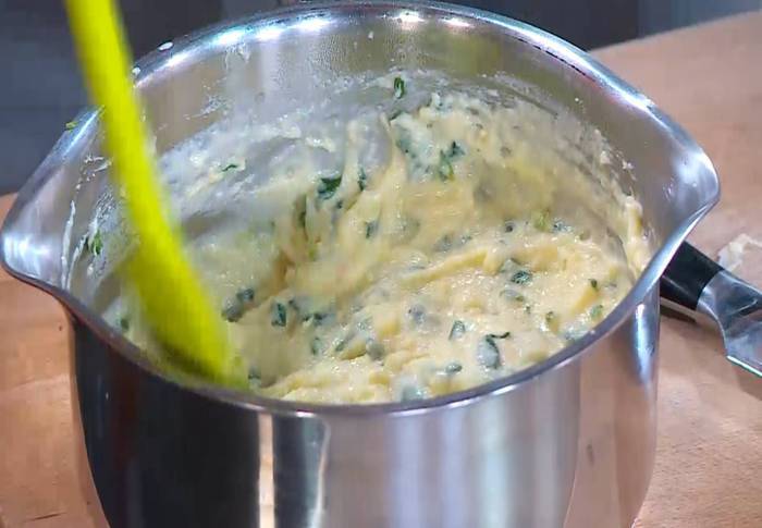 Сырное суфле с зеленым луком и кукурузной мукой 