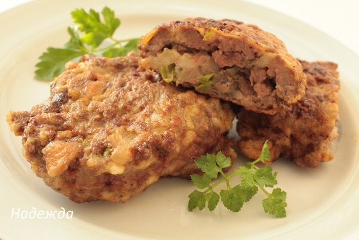 Печеночная отбивная с грибами и моцареллой