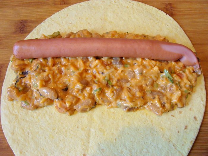 Мексиканские лепешки с фасолью, сыром и острым соусом
