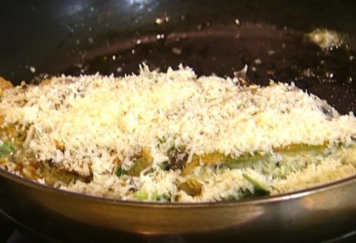 Омлет с грибами, руколой и голубым сыром