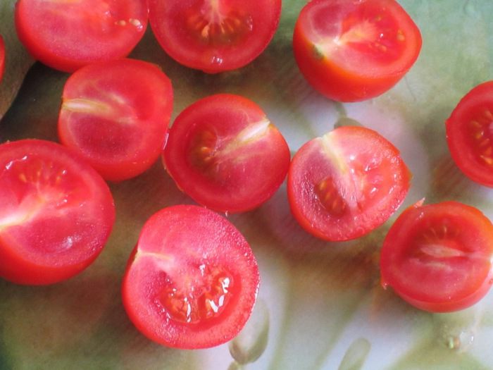 Салат с помидорами черри, кукурузой и оливками