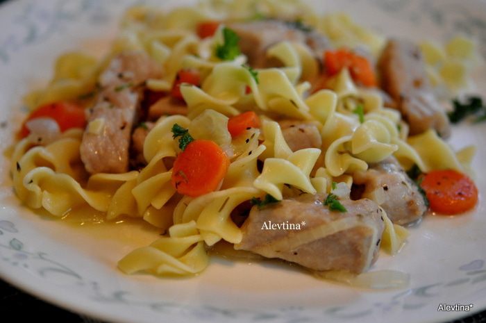 Свинина с овощами и яичной лапшой