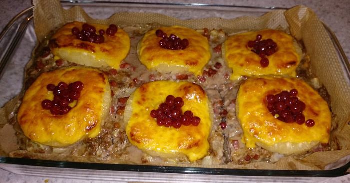Мясная запеканка с ананасом, сыром и брусникой