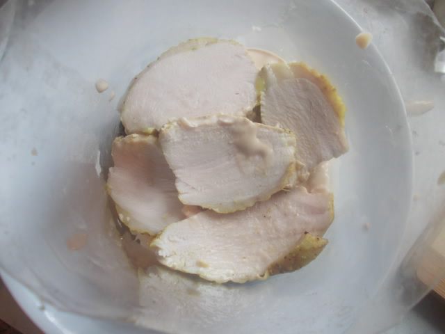 Слоеный салат с курицей и чипсами в пикантной заправке