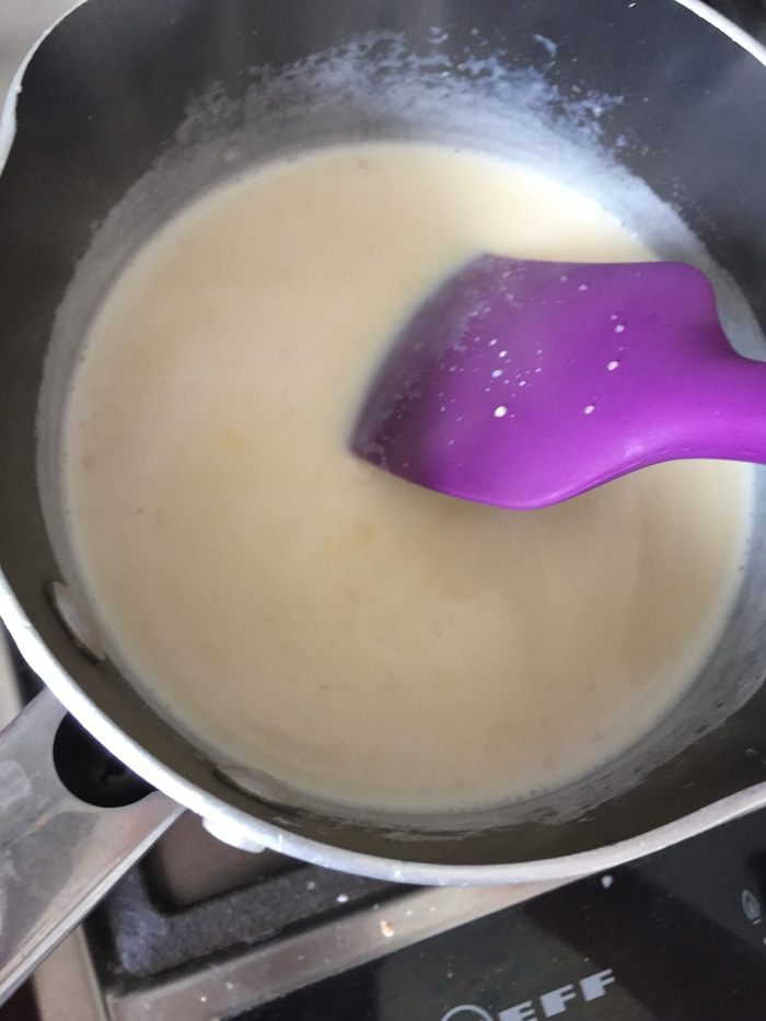 Яблочно-сливовый штрудель с ванильным соусом