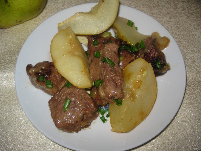Говядина, тушенная с грушами