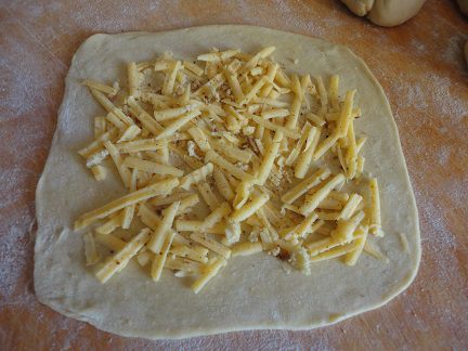 Пироги с мясом, капустой и фасолью