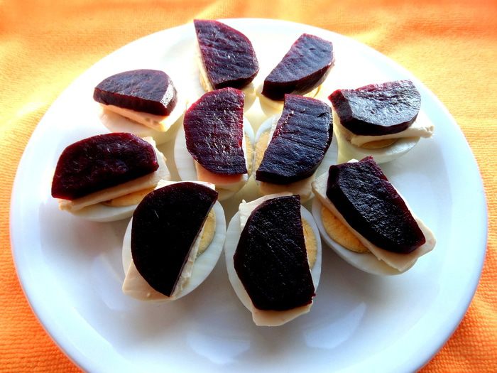 Рыбное канапе на маринованных яйцах