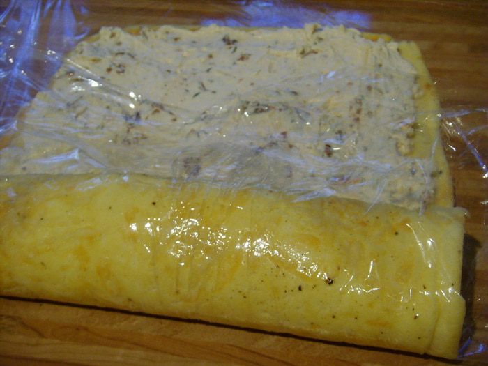 Рулет-суфле с пармезаном и вялеными томатами